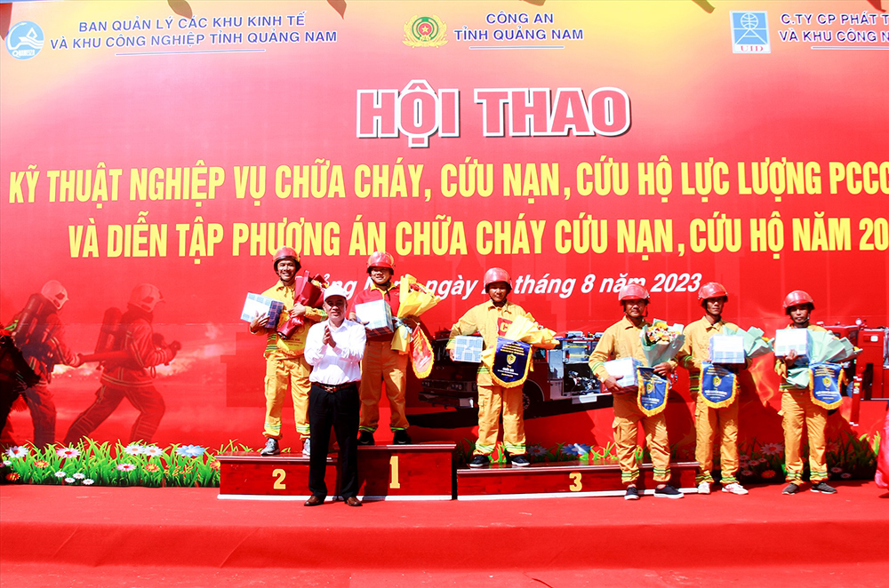 Khen thưởng cho các đội thi có thành tích cao nhất tại hội thao. Ảnh: T.C